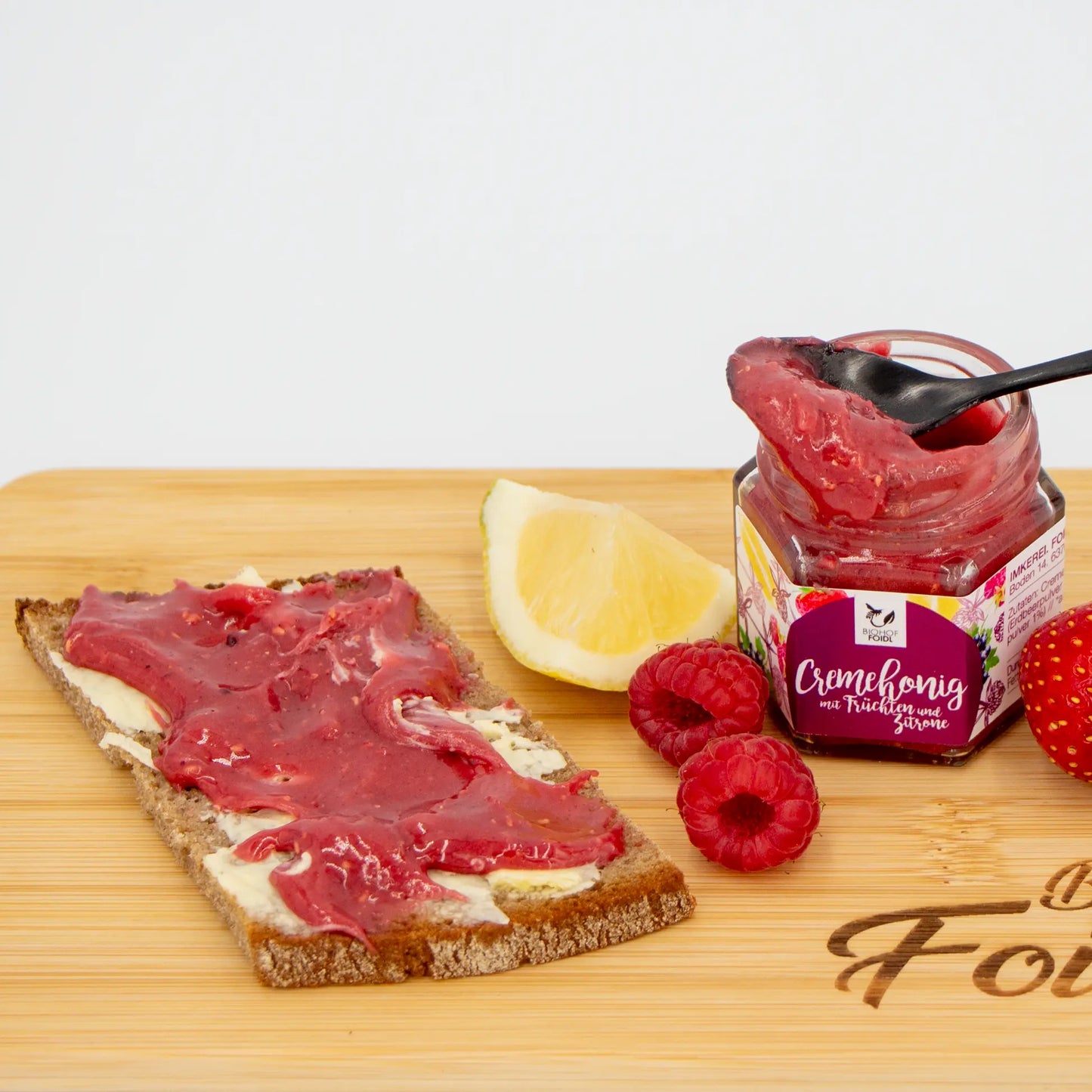 Cremehonig mit Früchten und Zitrone